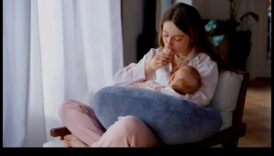 السندات وراء الكلمات: القوة العاطفية للرضاعة الطبيعية