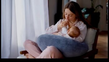 السندات وراء الكلمات: القوة العاطفية للرضاعة الطبيعية