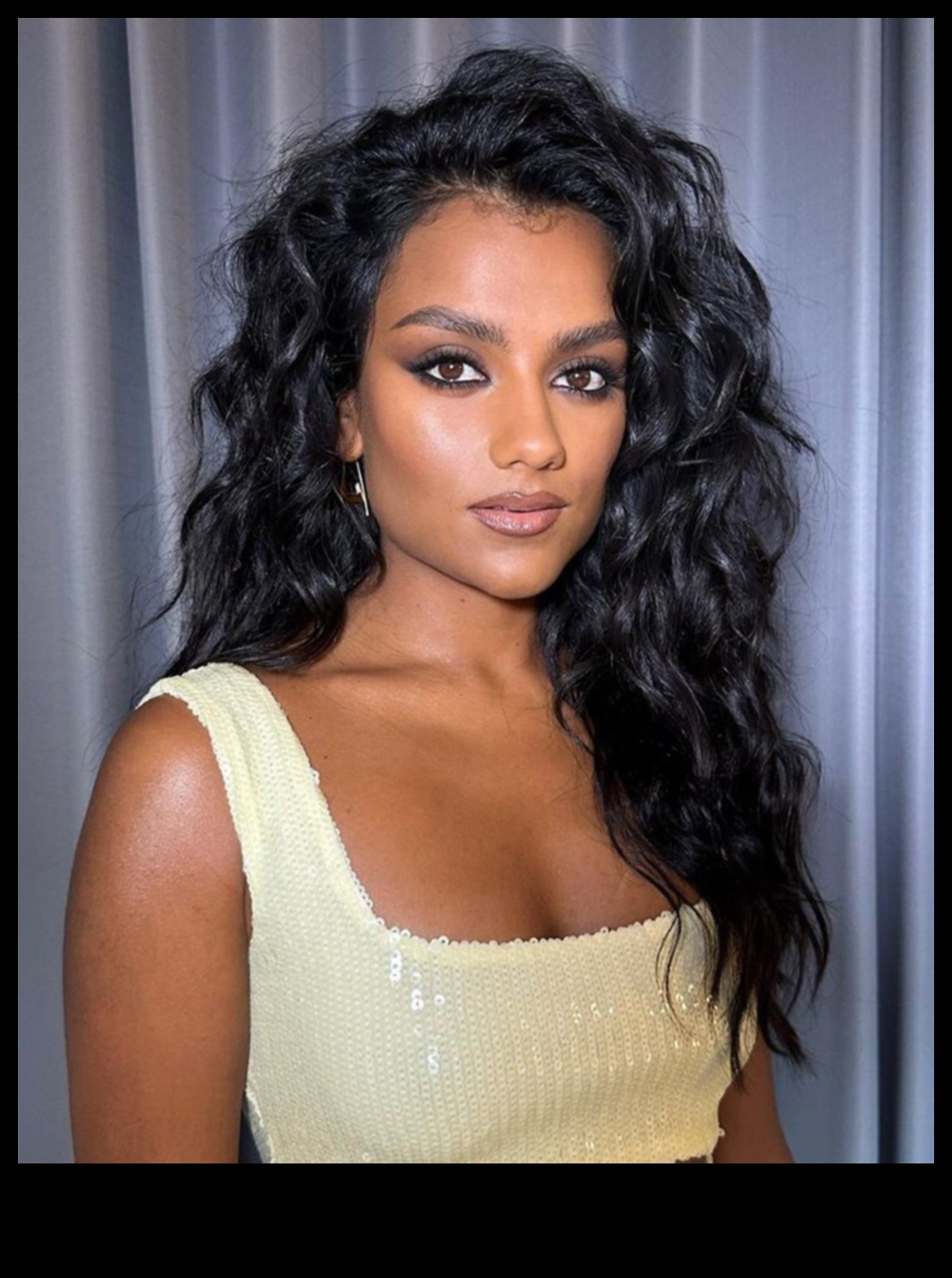 أنيقة مسائية: استكشاف الجمال عالي التباين في أنماط الماكياج